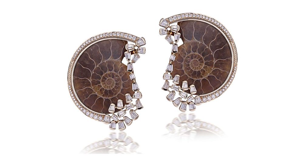 Для этих серег бренд House of Ajoomal использовал окаменелости палеозойской эры возрастом 250 миллионов лет