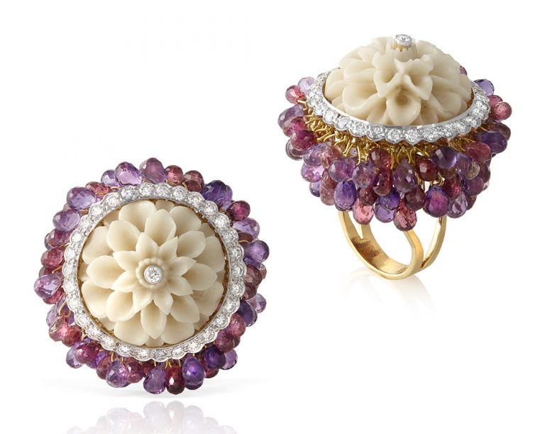 Это коктейльное кольцо от House of Ajoomal украшено резным орехом тагуа в окружении бриллиантов, аметистов, шпинелей и турмалинов