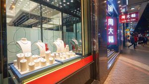 Туристическое оживление в Гонконге поддерживает продажи Chow Tai Fook