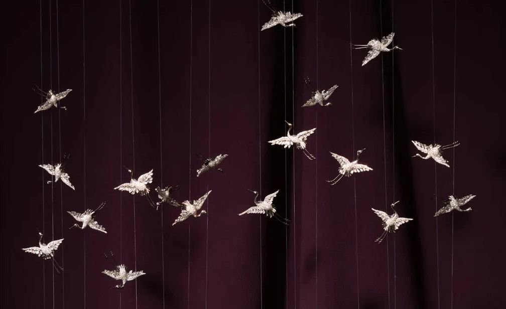 Коллекция «Благоприятные журавли», вдохновленная одноименной картиной императора Хуэйцзуна из династии Сун. Двадцать два журавля в интерпретации Чана увенчаны розовыми бриллиантами Argyle Коллекция «Благоприятные журавли», вдохновленная одноименной картиной императора Хуэйцзуна из династии Сун. Двадцать два журавля в интерпретации Чана увенчаны розовыми бриллиантами Argyle