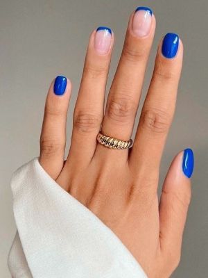 кольцо с синим маникюром