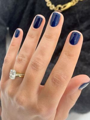 кольцо с синим маникюром