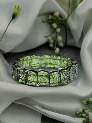 Браслет с молдавитом: какие бывают, как выбрать и носить