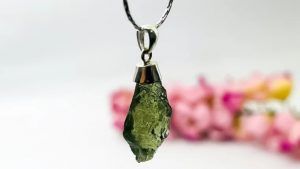 Подвески с молдавитом: какие бывают, как выбрать и носить Подвески с молдавитом: какие бывают, как выбрать и носить