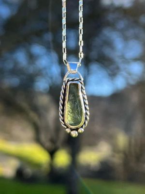 Молдавит для Рыб: совместимость, подходит или нет