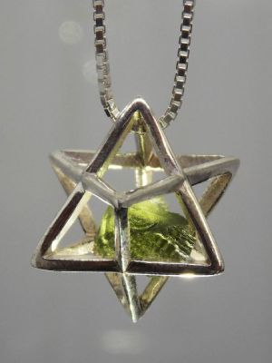 Молдавит для Овна: совместимость, подходит или нет