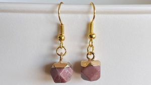 Серьги с родонитом: какие бывают, как выбрать и носить Серьги с родонитом: какие бывают, как выбрать и носить