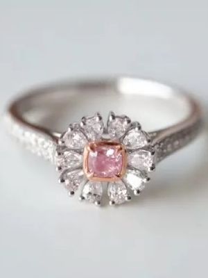 Помолвочное кольцо с розовым бриллиантом
