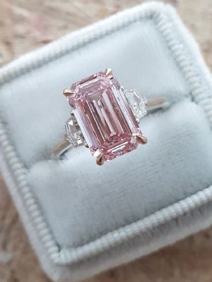 Помолвочное кольцо с розовым бриллиантом