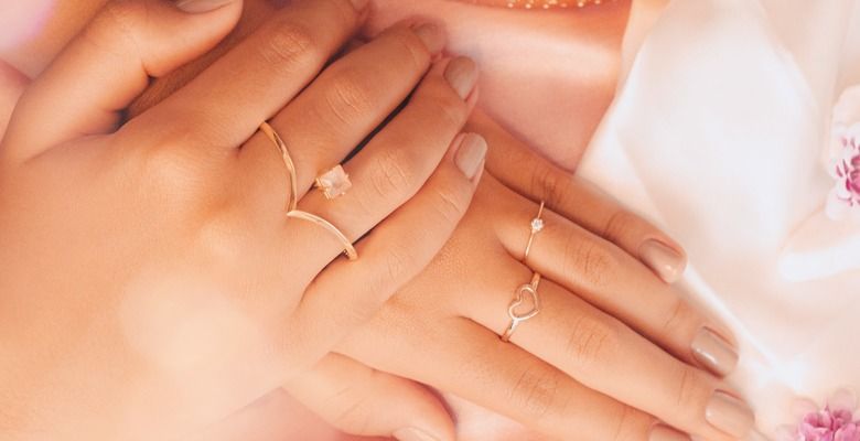 кольцо к бежевому маникюру