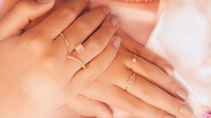 Какие кольца лучше выбирать к бежевому маникюру