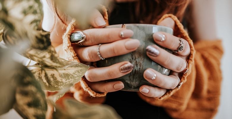 кольцо к коричневому маникюру