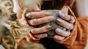 Какие кольца лучше выбирать к коричневому маникюру Какие кольца лучше выбирать к коричневому маникюру