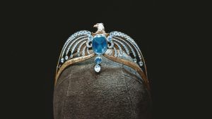 Символика сапфиров: какие значения и свойства приписываются этому камню в разных культурах? Символика сапфиров: какие значения и свойства приписываются этому камню в разных культурах?