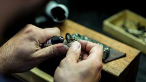 Техники создания уникальных ювелирных украшений: ручная работа и современные технологии Техники создания уникальных ювелирных украшений: ручная работа и современные технологии