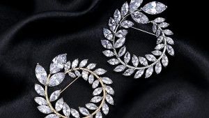 Ювелирные броши на манжете и рукаве: какие бывают, как выбрать и носить Ювелирные броши на манжете и рукаве: какие бывают, как выбрать и носить