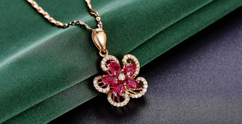 Известные личности, которые носят рубиновое украшение