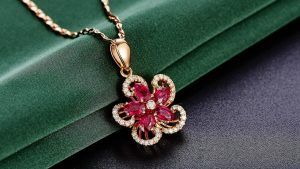 Известные личности, которые носят рубиновое украшение Известные личности, которые носят рубиновое украшение