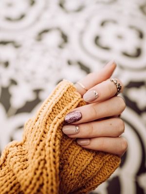 кольцо к бежевому маникюру