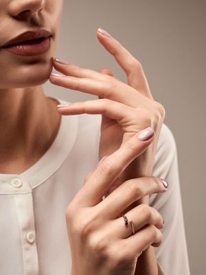 кольцо к коричневому маникюру