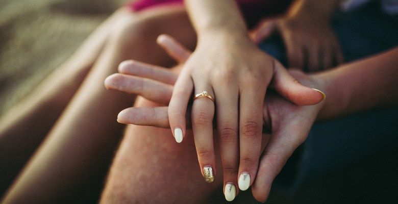 кольцо к овальному маникюру