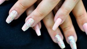 Какие кольца лучше выбирать к маникюру с блестками