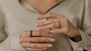 Ювелирные украшения в повседневной жизни: как их сочетать с одеждой Ювелирные украшения в повседневной жизни: как их сочетать с одеждой