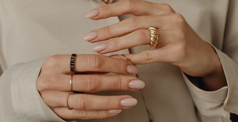 кольцо к длинному маникюру