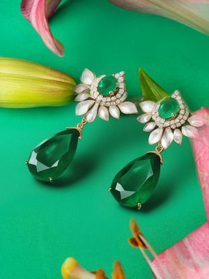 серьгис изумрудом