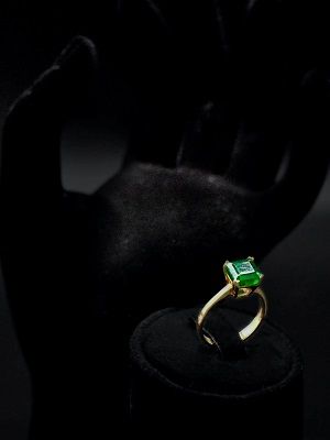 кольцо с изуирудом