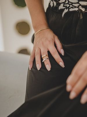 кольцо к бежевому маникюру