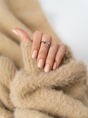 кольцо к коричневому маникюру