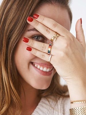 кольцо к красному маникюру