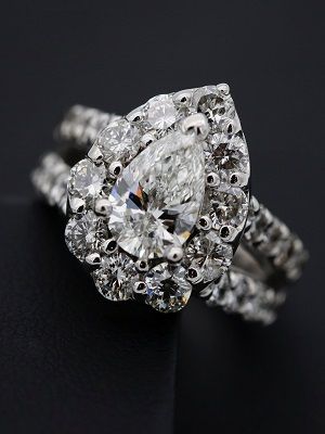 кольцо с бриллиантом