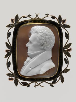 брошь с гравировкой