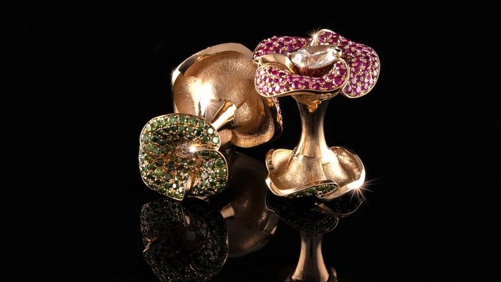 Запонки Andromeda из 18-каратного розового золота с двумя бриллиантами грушевидной формы, белыми бриллиантами классической огранки, рубинами классической огранки и зелеными бриллиантами классической огранки Запонки Andromeda из 18-каратного розового золота с двумя бриллиантами грушевидной формы, белыми бриллиантами классической огранки, рубинами классической огранки и зелеными бриллиантами классической огранки