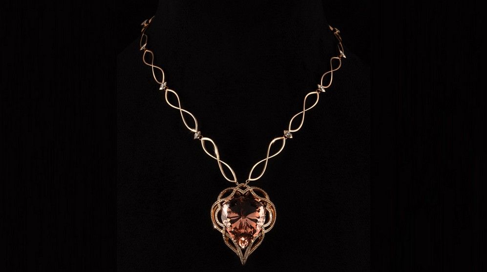 Кулон Talisman из 18-каратного розового золота с морганитом лососево-розового цвета весом 169,35 карата, окруженным 240 белыми бриллиантами общим весом 4,77 карата Кулон Talisman из 18-каратного розового золота с морганитом лососево-розового цвета весом 169,35 карата, окруженным 240 белыми бриллиантами общим весом 4,77 карата