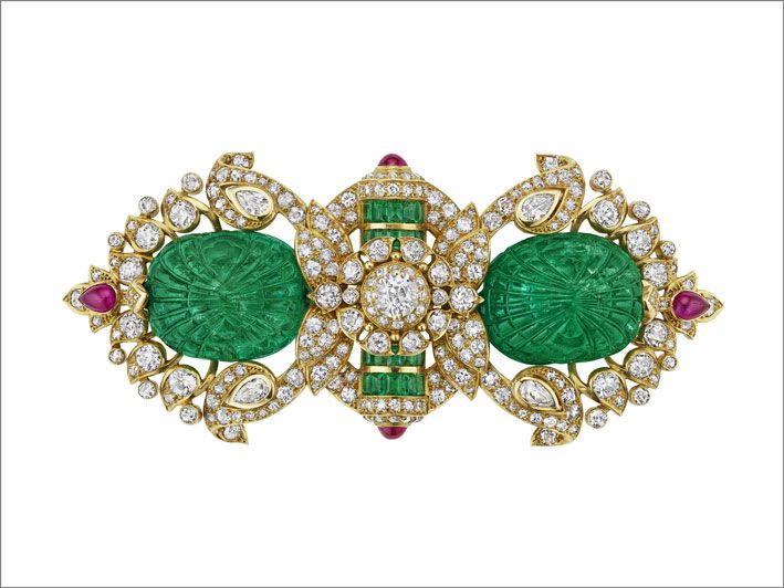 Брошь от Cartier из золота с бриллиантами, резными изумрудами и рубинами