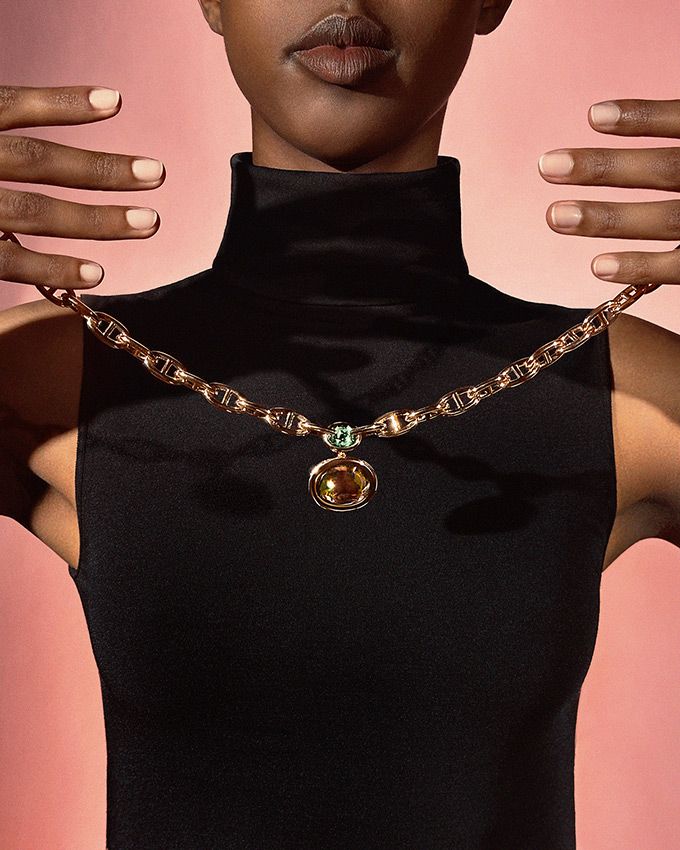 Колье Chain d'ancre из розового золота с одним зеленым турмалином овальной огранки и одним разноцветным турмалином огранки кабошон Колье Chain d'ancre из розового золота с одним зеленым турмалином овальной огранки и одним разноцветным турмалином огранки кабошон