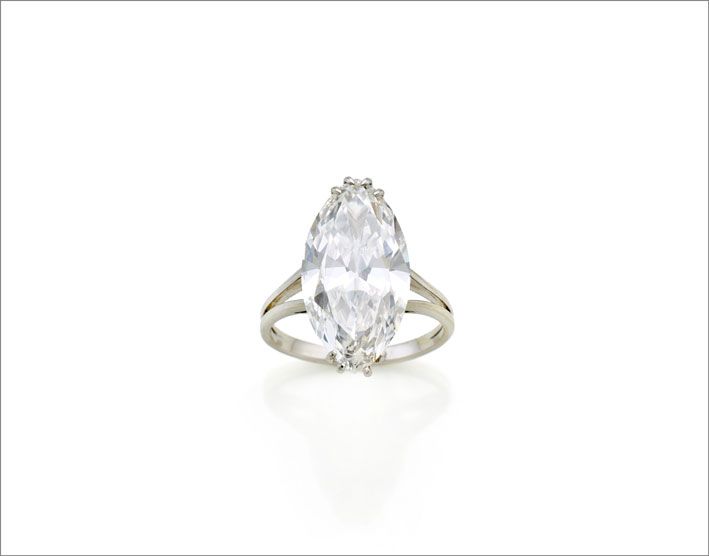 Кольцо из белого золота с бриллиантом челночной огранки весом 7,45 карата