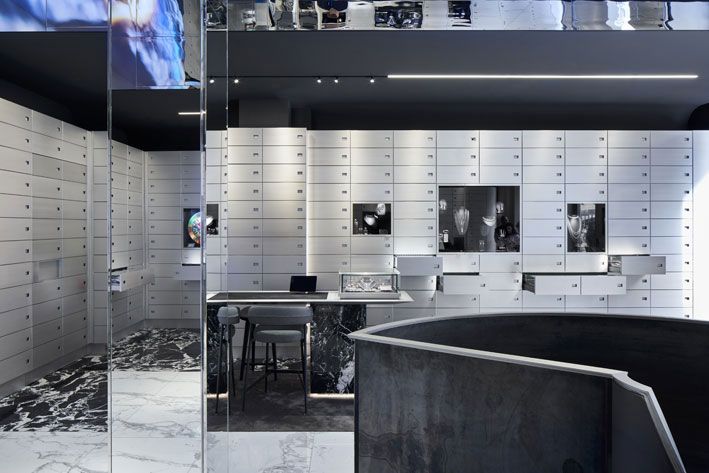 Заветные ящики с драгоценностями в бутике Messika Заветные ящики с драгоценностями в бутике Messika