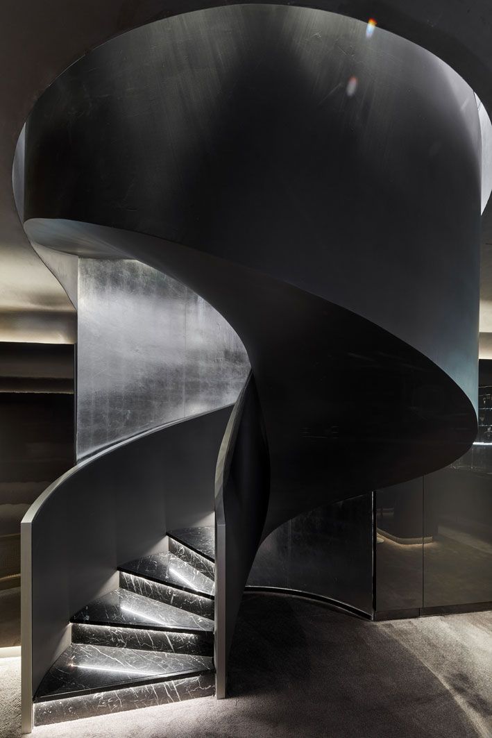 Лестница, ведущая на верхний этаж Лестница, ведущая на верхний этаж