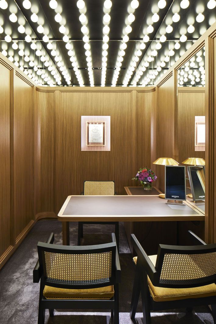 Частный лаундж, расположенный на верхнем этаже бутика Частный лаундж, расположенный на верхнем этаже бутика