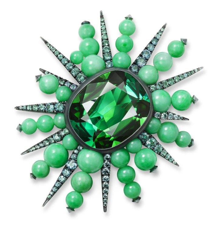 Брошь от Hemmerle из серебра и белого золота с зеленым турмалином в 32 карата, нефритовыми бусинами и меняющими цвет гранатами Брошь от Hemmerle из серебра и белого золота с зеленым турмалином в 32 карата, нефритовыми бусинами и меняющими цвет гранатами