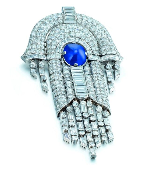 Брошь от Mauboussin в стиле ар-деко с кашмирским сапфиром и бриллиантами, около 1930 года Брошь от Mauboussin в стиле ар-деко с кашмирским сапфиром и бриллиантами, около 1930 года