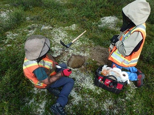 Исследователи UBC, собирающие образцы почвы на шахте Северо-Западных территорий