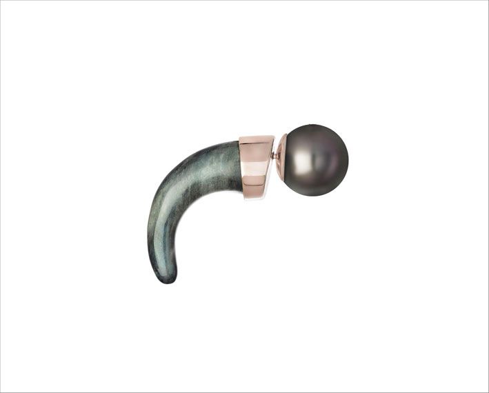 Моно-серьги с черным жемчугом южных морей и лабрадоритом Моно-серьги с черным жемчугом южных морей и лабрадоритом