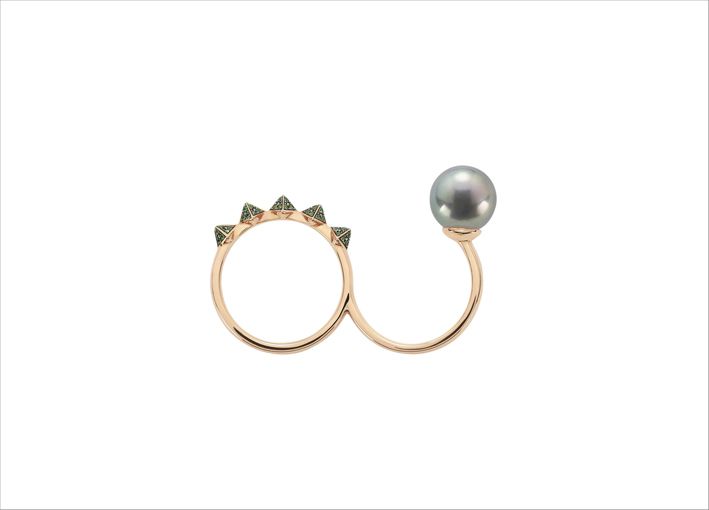 Золотое кольцо с жемчугом и цаворитами Золотое кольцо с жемчугом и цаворитами