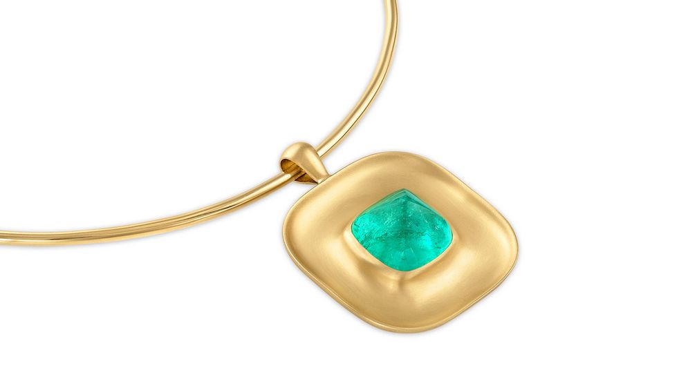 Единственное в своем роде колье из 18-каратного желтого золота с изумрудным кабошоном «сахарная голова» Единственное в своем роде колье из 18-каратного желтого золота с изумрудным кабошоном «сахарная голова»