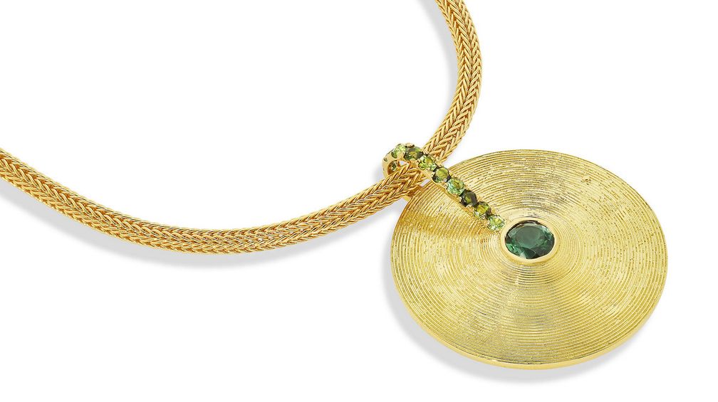 Подвеска Cymbal среднего размера из 18-каратного желтого золота с зелеными турмалинами Подвеска Cymbal среднего размера из 18-каратного желтого золота с зелеными турмалинами